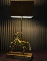 Lampe de table Golden Horse avec abat-jour rectangulaire en tissu noir, éclairage décoratif contemporain pour chambre à coucher
