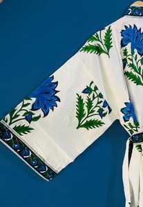 Robe Kimono en Coton Imprimé à la Main Motif Floral Bleu, Tenue de Mariée Prête à Porter pour Femme - Product Image 5