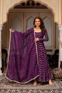 Ensemble Anarkali Moderne Hiver-Automne pour Femme avec Imprimé Feuille Métallisée, Kurta Évasée Premium et Dupatta en Mousseline – Tenue de Fête Festive - Product Image 1