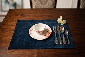 แผ่นรองจานรูปสี่เหลี่ยมผืนผ้ากำมะหยี่สีน้ำเงินเข้ม TheFabira คุณสมบัติกันลื่น เป็นมิตรกับสิ่งแวดล้อม ซักล้างได้ ดีไซน์ทันสมัย สำหรับแผ่นรองจาน - Product Image 3