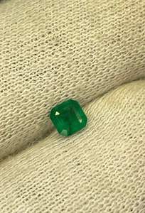 ESMERALDA NATURAL SUELTA DE 0.30 CT CON CORTES DE OCHO ÁNGULOS. HERMOSA ESMERALDA PARA JOYERÍA. - Product Image 4