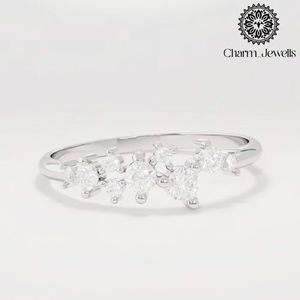 Bague de fiançailles classique pour femme Charm Jewells, plaquée or, avec moissanite en grappe, taille coussin, sertie à griffes, motif floral, IGI - Product Image 2