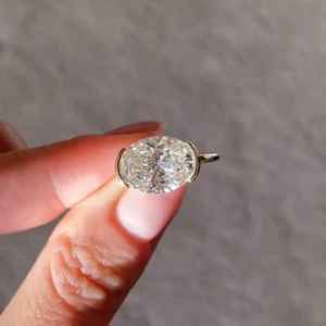 Anillo de diamante ovalado de 2.02 quilates cultivado en laboratorio para mujer, platino, moderno, con engaste de media montura, regalo de compromiso para ella y para ti. - Product Image 1