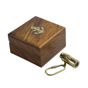 Llavero Náutico de Latón con Diseño de Archivo y Caja de Madera Cuadrada con Acabado Natural, Decoración de Mesa - Product Image 1