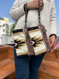 กระเป๋าคลัทช์สำหรับผู้หญิงทรงอานรถหนังกระเป๋าคลัทช์มือแกะสลักด้วยมือมีสไตล์ตะวันตกใหม่ - Product Image 2