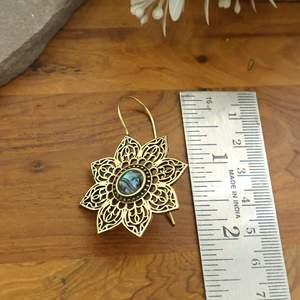 Boucles d'oreilles en laiton Mandala Fleur, faites à la main, filigrane, avec centre en coquille d'ormeau, à crochet, bijoux tribaux bohèmes Jaipur - Product Image 2