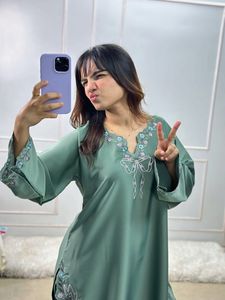 ชุดส่าหรีอินเดียแบบดั้งเดิม ผ้าเครปธรรมชาติรุ่นล่าสุด ประดับด้วยดิ้นและเลื่อม เหมาะสำหรับงานเทศกาล งานปาร์ตี้ และงานแต่งงานสำหรับผู้หญิง - Product Image 6