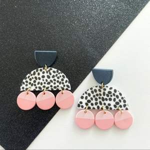 Pendientes de Resina Elegantes con Acabado Brillante, Diseño Moderno, Accesorios de Moda Duraderos y de Lujo Diseñados por Artesanos Expertos, Estilo Cristal - Product Image 6