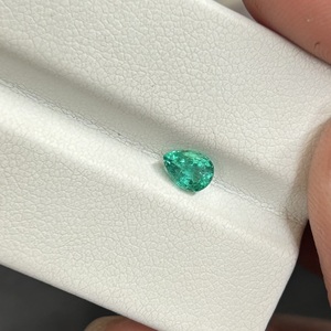 Émeraude zambienne de luxe 0,36 ct, vert profond, forme poire, facettée, pierre lâche pour bijoux de luxe sur mesure - Product Image 2