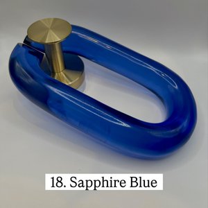 Escultura de pared de resina con cadena vertical personalizada para decoración de interiores, en tonos rojo y marrón, con eslabones entrelazados, ideal para exhibir en el vestíbulo de un hotel. - Product Image 4