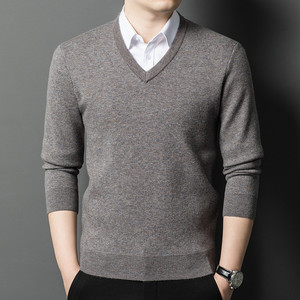 Pull essentiel bleu ciel à col en V pour homme, tricot léger effet cachemire, idéal pour les tenues décontractées ou professionnelles. - Product Image 2
