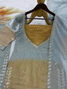 Costume Anarkali traditionnel indien pakistanais pour femmes en rayonne avec dupatta, gris et broderies dorées, longueur midi, coupe classique, décontracté - Product Image 6