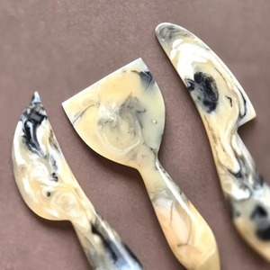 Ensemble de couteaux à fromage en résine FAIZA CRAFT FC-5871 personnalisé, compatible lave-vaisselle, couleur personnalisée pour les fêtes, les mariages, la maison, meilleur prix en provenance d'Inde - Product Image 1