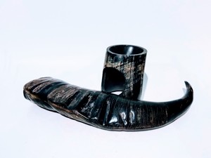 Jarra Vikinga Clásica Grabada a Mano de Cuerno de Búfalo para Fiestas y Eventos, Jarra de Cerveza con Acabado Vintage, Vaso de Cuerno, Accesorio de Bar - Product Image 2