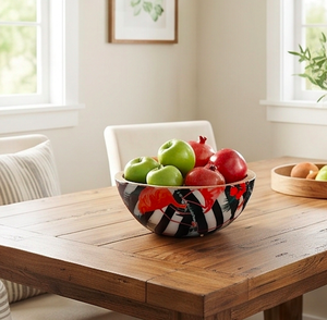 Tazón de ensalada de madera con estampado de flamencos y hojas tropicales sobre un diseño de rayas blancas y negras para servir. - Product Image 6