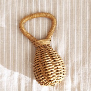 Venta al por mayor precio más barato mimbre campana de mano de madera ratán sonajeros hechos a mano bebé sonajero mordedor con campanas - Product Image 1