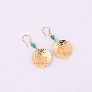 Boucles d'oreilles créoles en laiton martelé turquoise et or, tendance, 60x30mm - Product Image 1