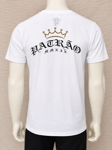 เสื้อยืดแขนสั้นสีขาวสำหรับผู้ชาย คอกลม ทรงปกติ พิมพ์ลายโลโก้ตัวอักษรสีทอง สวมใส่สบายๆ - Product Image 5