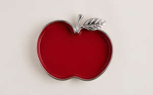 Plateau décoratif en métal émaillé rouge en forme de pomme, fait main, finition argentée, avec tige en forme de feuille, pour clés, fruits, bonbons, ou comme plateau de service. - Product Image 4
