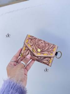 Offre Spéciale à main usiné sculpture petite taille porte-monnaie élégant multi-usages sac à main en cuir occidental pour unisexe - Product Image 2