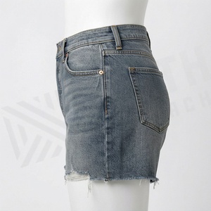Shorts en jean pour femme coupe droite, design effet usé, ourlet brut, style streetwear décontracté d'été, couleur personnalisable, vêtements haut de gamme - Product Image 3