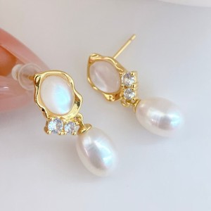 Boucles d'oreilles rétro métalliques de style français pour femmes, design simple, cool, haut de gamme, polyvalent et tendance, même style que 'Ins' - Product Image 1