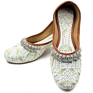 Chaussures Khussa Traditionnelles Blanches Sur Mesure pour Femmes, Idéales pour Fêtes, Mariages, Mehndi, Jutti Punjabi avec Pierres Imprimées, Respirantes et Tendance pour Filles - Product Image 1