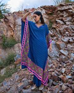 Bordado a Mano en Toda la Prenda Delantera y Trasera Combinado con Pantalones Anchos de Crepé 100% Algodón Adornados con Lentejuelas Geométricas y Espejos - Product Image 2