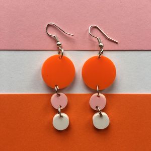 Boucles d'oreilles élégantes en résine faites à la main pour femmes, boucles d'oreilles légères et stylées avec des motifs colorés et un design moderne - Product Image 4