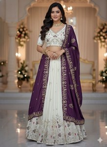 LAHENGA CHOLI DUPATTA en soie Chinon avec broderie de fils et de sequins, style moderne, longueur ras du sol, prêt-à-porter - Product Image 3