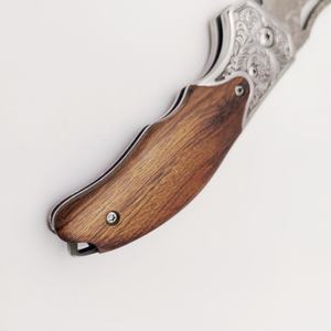 Cuchillo Plegable de Acero de Damasco SHARP POINT TRADES, Hoja Recta de 0.5mm de Grosor, Apertura con Perilla, Mango de Madera - Product Image 3