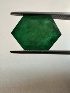 Esmeralda Zambiana Natural, Corte Hexagonal, Verde Intenso, Gema Suelta para Joyería Personalizada, Colecciones Finas e Inversiones - Product Image 1