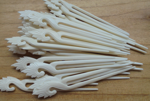 Fourchette à cheveux artisanale en os |   Épinglette rustique faite à la main - Product Image 4