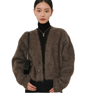 เสื้อคลุมไหมพรมกำมะหยี่สำหรับผู้หญิงไซส์ใหญ่ สไตล์ลำลอง แขนยาว ดีไซน์หรูหรา สำหรับฤดูใบไม้ร่วง  ผ้าเนื้อแน่น ติดกระดุมเม็ดเดียว แขนถอดได้ แต่งขนเฟอร์ - Product Image 4