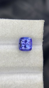 Tanzanite Naturelle Certifiée, Coupe Carrée Coussin, Couleur et Lueur Exceptionnelles, Zoisite Naturelle 2,28 Carats, Clair comme un cristal - Product Image 2