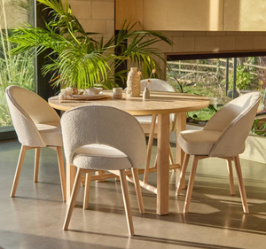 Juego de Mesa de Comedor Redonda Moderna de Madera de Teca Sólida con Acabado Natural y Base de Patas Cruzadas, Sillas de Comedor Tapizadas Contemporáneas - Product Image 1