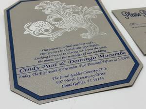 Élégantes invitations imprimées sur papier métallisé, conçues pour les célébrations de mariages royaux et les présentations de papeterie d'événements de luxe. - Product Image 4