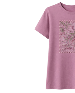 เสื้อยืดผู้หญิงสีชมพูปักลายดอกไม้แบบกำหนดเอง คอตตอน คอกลม แขนสั้น สไตล์ลำลองสำหรับฤดูร้อน รับผลิตตามแบบ พร้อมสกรีนโลโก้ OEM - Product Image 3
