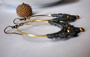 ต่างหูห่วงทำมือสีน้ำเงินจากเคฟลาร์ ประดับทองคำ รับรองโดย IGI สไตล์วินเทจ HARI OM CREATIONS ราชสถาน สำหรับเครื่องประดับผู้หญิง - Product Image 4