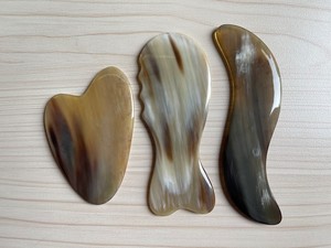เครื่องมือขูดกัวซาขัดเงาจากเขาสัตว์ รูปทรงไม่สม่ำเสมอ งานฝีมือจากธรรมชาติ สำหรับนวดหน้า คอ ร่างกาย ทนทาน ใช้ตกแต่งบ้านตามหลักฮวงจุ้ย - Product Image 5
