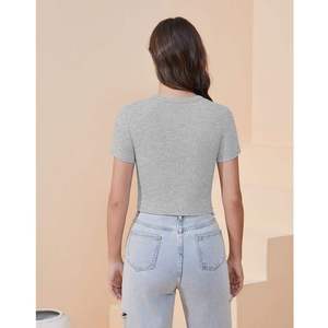 T-shirt court gris pour femme, manches courtes, coupe ajustée, tissu extensible, haut décontracté et tendance - Product Image 6