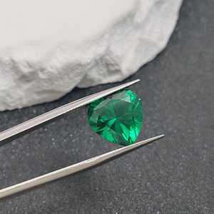 พลอยมรกตทรงหัวใจเจียระไน รูปหัวใจธรรมชาติ สีเขียวเข้ม มรกตเม็ดเดี่ยว หลายขนาด สำหรับทำเครื่องประดับ - Product Image 3