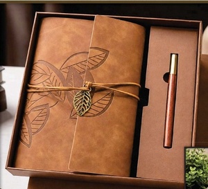 ชุดของขวัญสมุดบันทึกหนังสีน้ำตาลพร้อมลายใบไม้แบบนูนและปากกาไม้ - Product Image 1