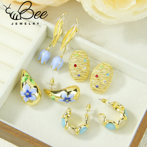 Élégance Française : Boucles d'oreilles pendantes Tulipe plaquées or 14 carats, clous d'oreilles bohèmes irréguliers en cristal goutte d'eau pour la vente en gros - Product Image 4
