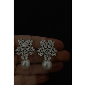 Pendientes de Diseño de Lujo en Latón Plateado con Circonitas Cúbicas para Mujer, Estilo Nocturno, para Fiestas, con BRILLIOS INCREÍBLES - Product Image 2