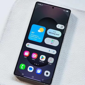 ขายส่งสมาร์ทโฟน 5G ปลดล็อค หน้าจอ AMOLED 6.9 นิ้ว โปรเซสเซอร์ Octa Core ระบบปฏิบัติการ Android 15 แรม 16GB กล้องหน้า 12MP กล้องหลัง 5MP - Product Image 1