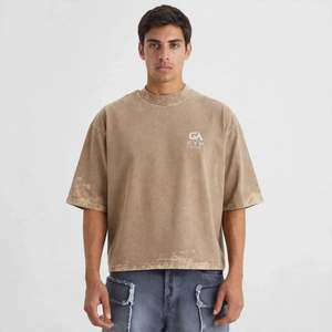 GYM ACTIVE ENTERPRISES Acis Wash Camiseta Oversize de Hombros Caídos para Hombre, de Corte Holgado, Manga Corta, Tejida, con Estampado Personalizado - Product Image 1