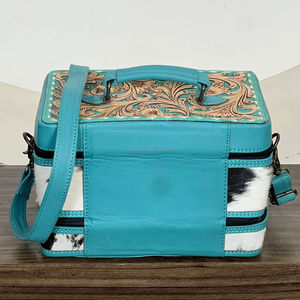 Bolsa de cosméticos de viaje de cuero genuino con diseño western, hecha a mano, con correa para el hombro, de piel de vaca con pelo, de doble compartimento para joyas. - Product Image 4