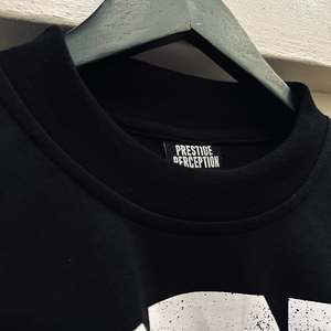 T-shirt Homme Oversize Haut de Gamme Noir Coton Style Urbain Imprimé Graphique Manches Courtes Col Rond Coupe Jersey - Product Image 2