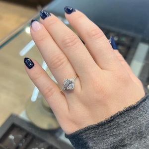 Bague de Fiançailles et de Mariage en Or Rose avec Moissanite Ovale de 1,70 Carat, Cultivée en Laboratoire, Modèle Iced Jewelz, Vente Flash - Product Image 2